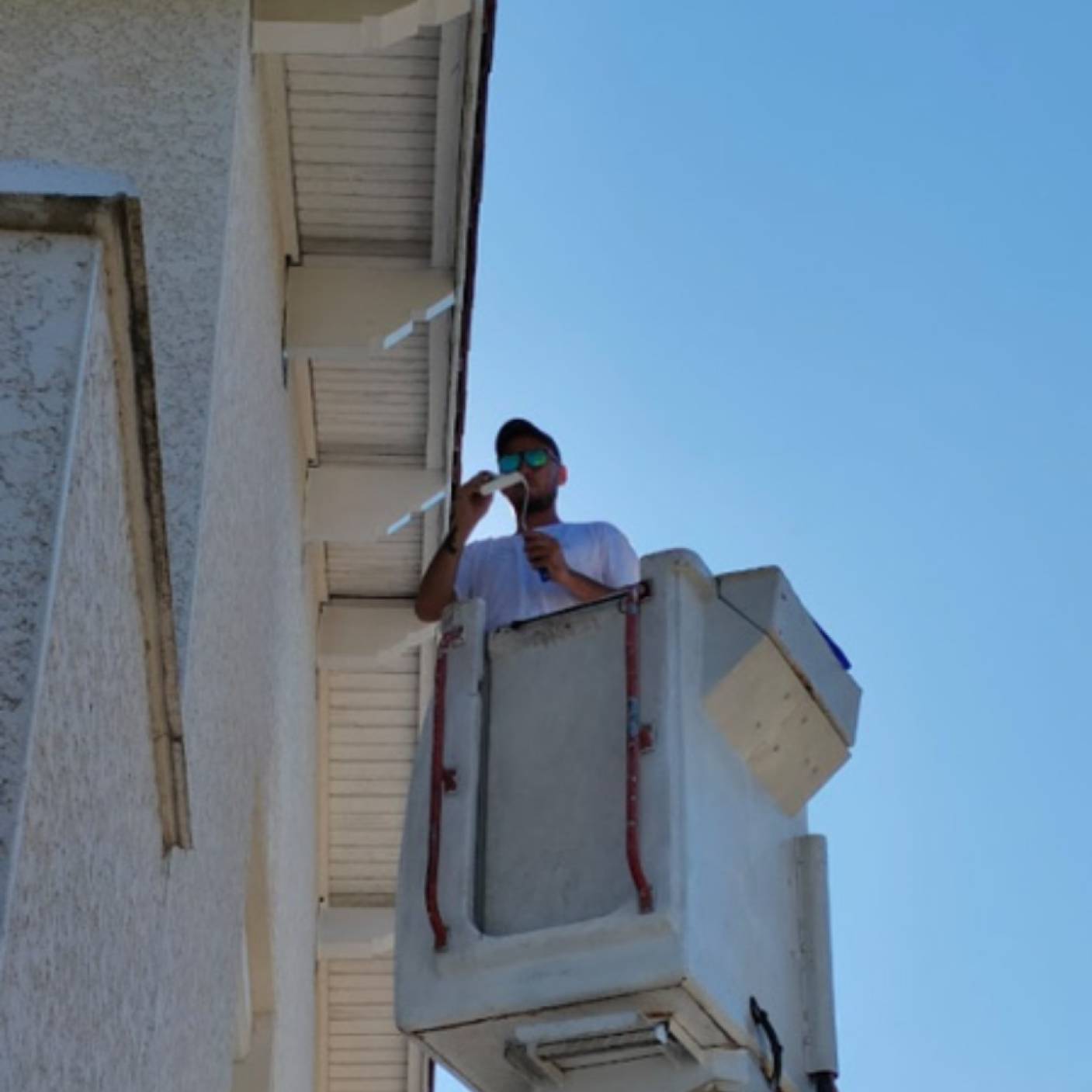 Habillage et rénovation des débords de toit en PVC à Chambéry et en Savoie : offrez une protection durable à vos avant-toits